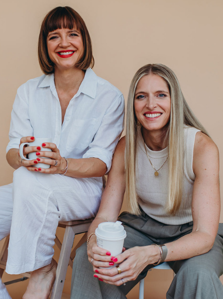 Die zwei Gründerinnen von ooia Kati und Kristine lächeln in die Kamera