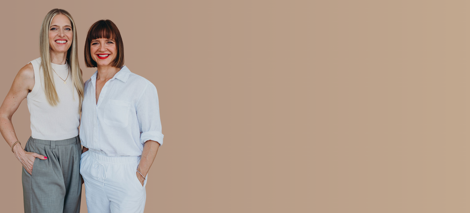 Die zwei Gründerinnen von ooia Kati und Kristine lächeln in die Kamera