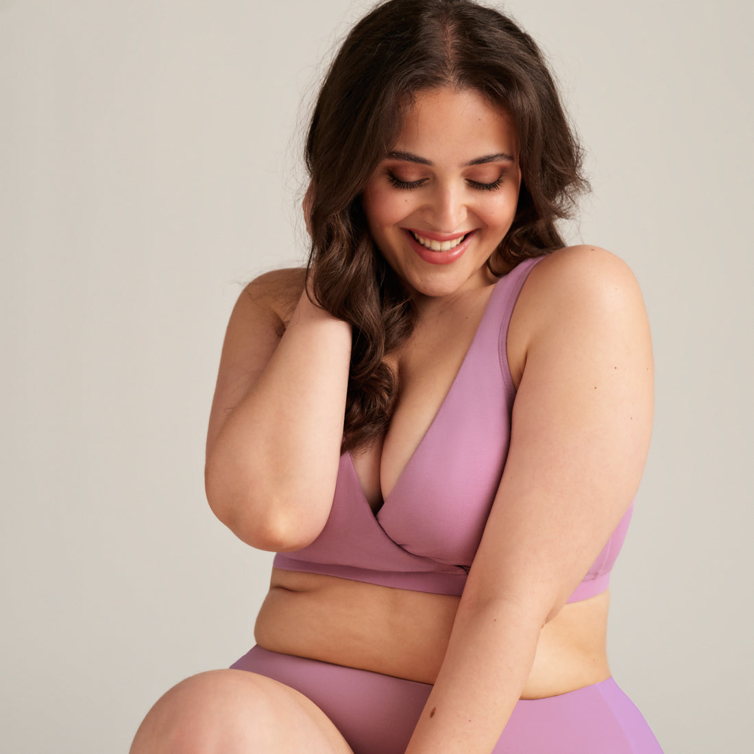 Model trägt Moms Still-BH in mauve