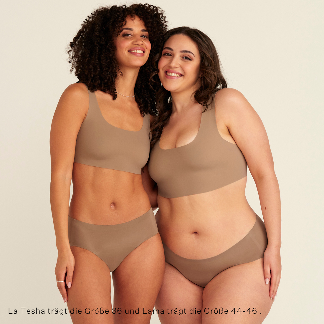 zwei Models unterschiedlicher Proportionen tragen ooia Periodenunterwäsche Hipster Seamless in Taupe mit nahtlosem Design