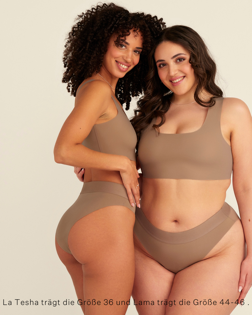 zwei Models unterschiedlicher Proportionen tragen den ooia Periodenslip Seamless Cheeky in Taupe mit hohem Beinausschnitt