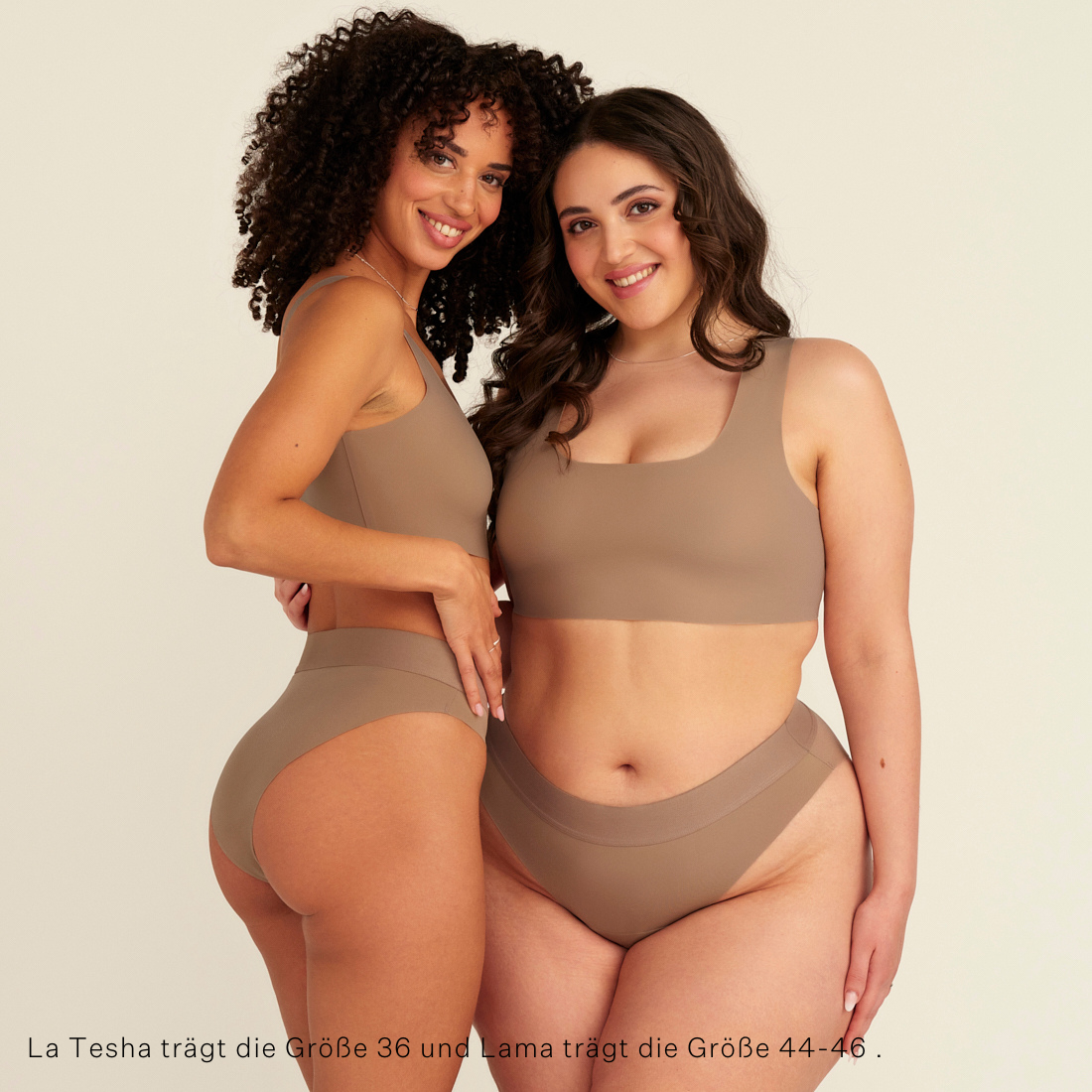 zwei Models unterschiedlicher Proportionen tragen den ooia Periodenslip Seamless Cheeky in Taupe mit hohem Beinausschnitt