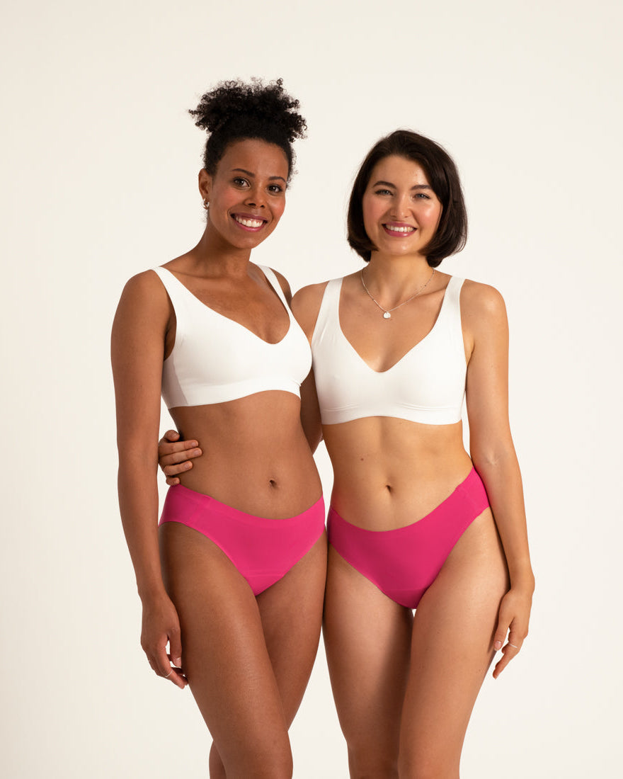 Zwei Model tragen ooia Menstruationsunterwäsche Slip Seamless in hot pink im nahtlosen Design: sehr bequem und auslaufsicher.