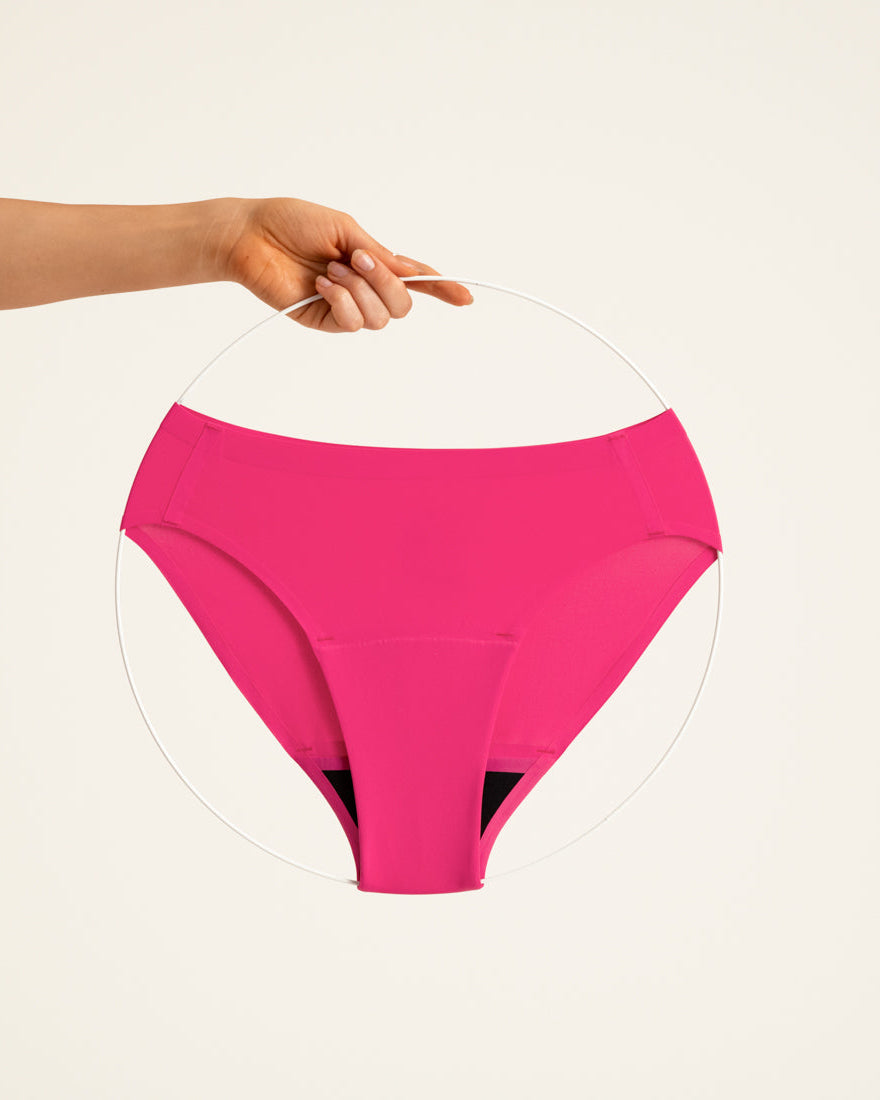 Menstruationsunterwäsche Slip Seamless hot pink von ooia ausgestellt.