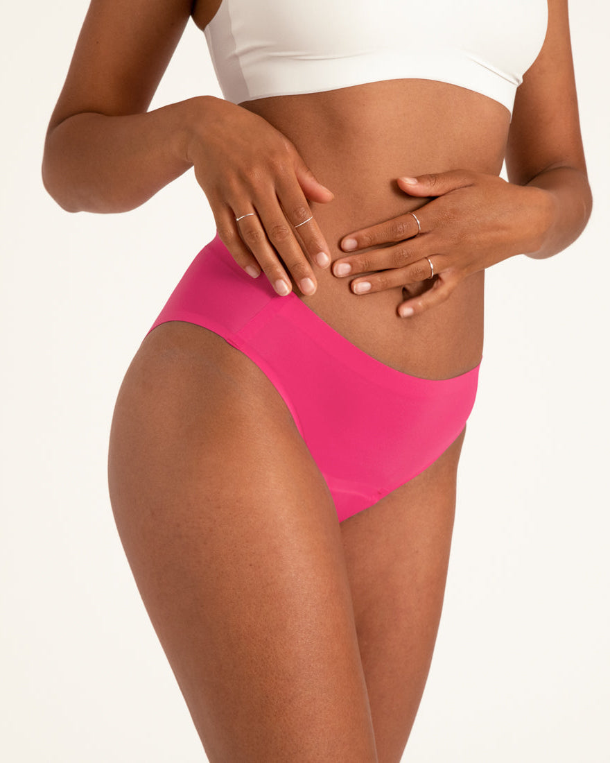 Model trägt ooia Periodenunterwäsche Slip Seamless in hot pink im nahtlosen Design.