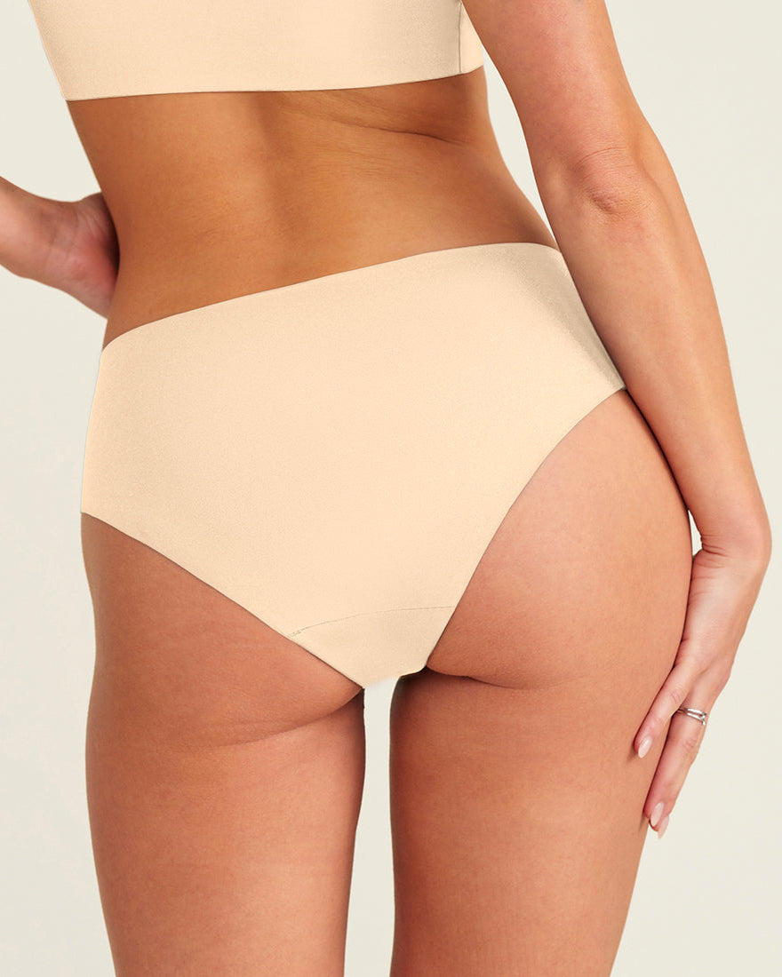 ooia everyday Hipster Seamless in Beige – nahtlose Unterwäsche, die Slipeinlagen ersetzt. Rückansicht.