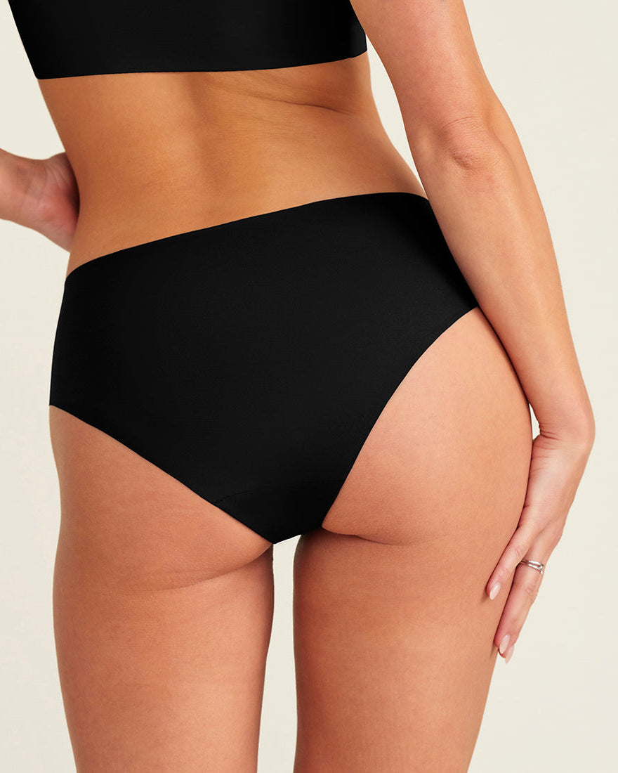 ooia everyday Hipster Seamless in Schwarz – nahtlose Unterwäsche, die Slipeinlagen ersetzt. Rückansicht.
