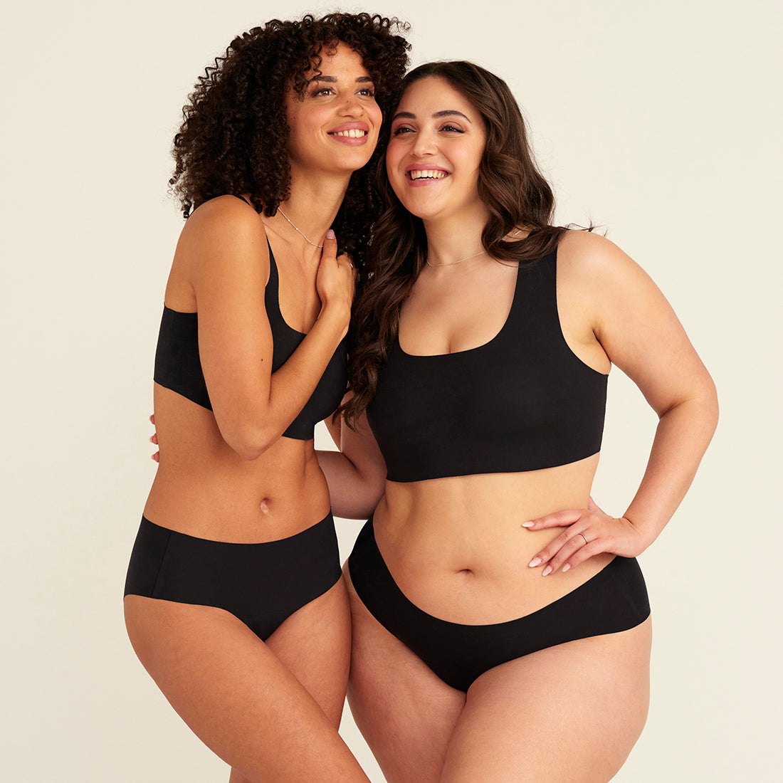 Zwei Models tragen ooia everyday Hipster Seamless in Schwarz – nahtlose Unterwäsche, die Slipeinlagen ersetzt.