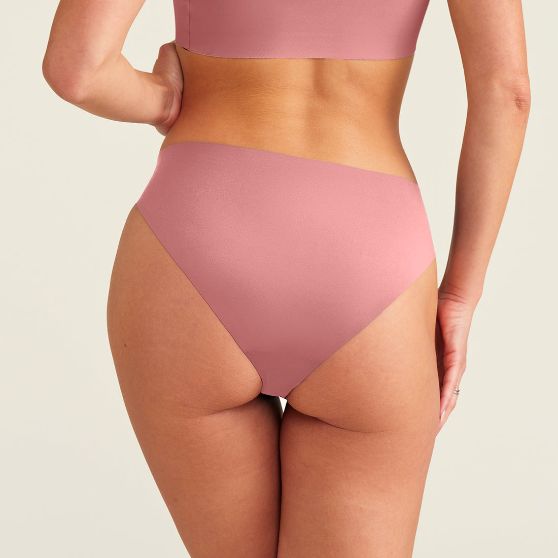 ooia everyday Slip Seamless in Dusky Pink – nahtlose Unterwäsche, die Slipeinlagen ersetzt. Rückansicht.