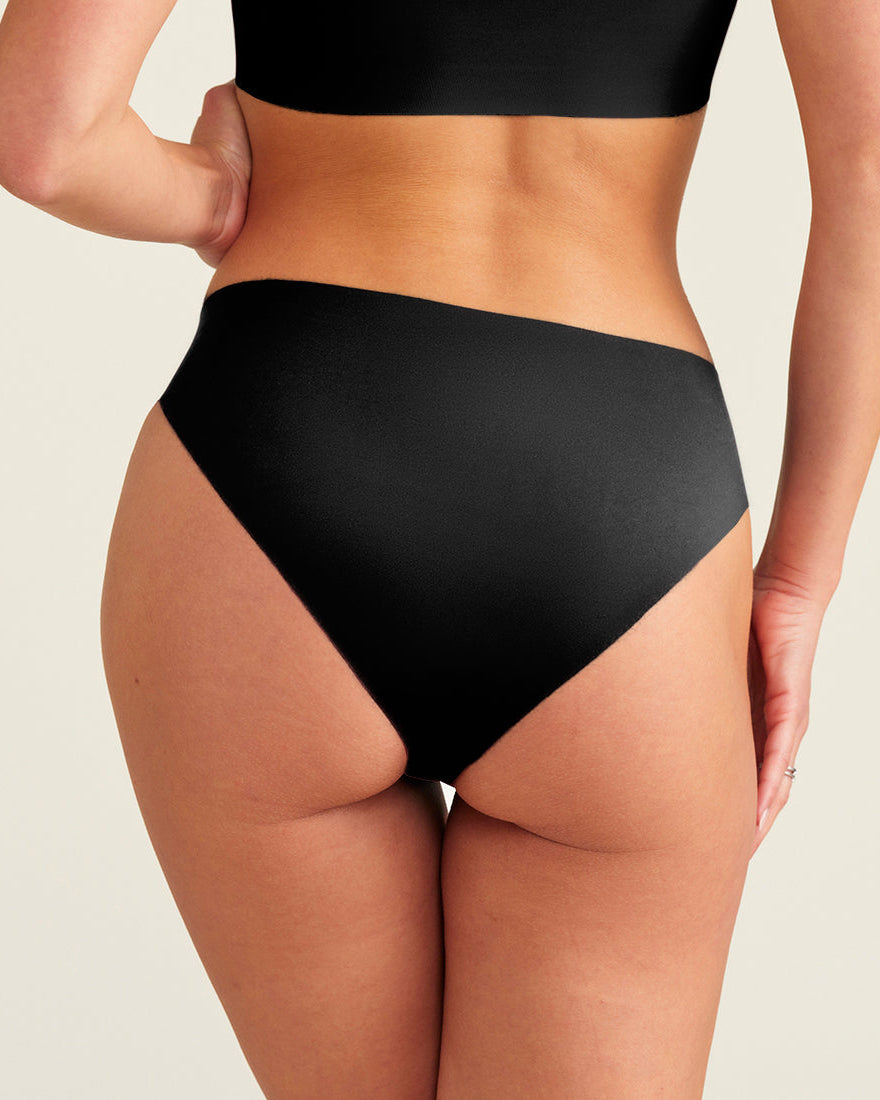 ooia everyday Slip Seamless in Schwarz  – nahtlose Unterwäsche, die Slipeinlagen ersetzt. Rückansicht.