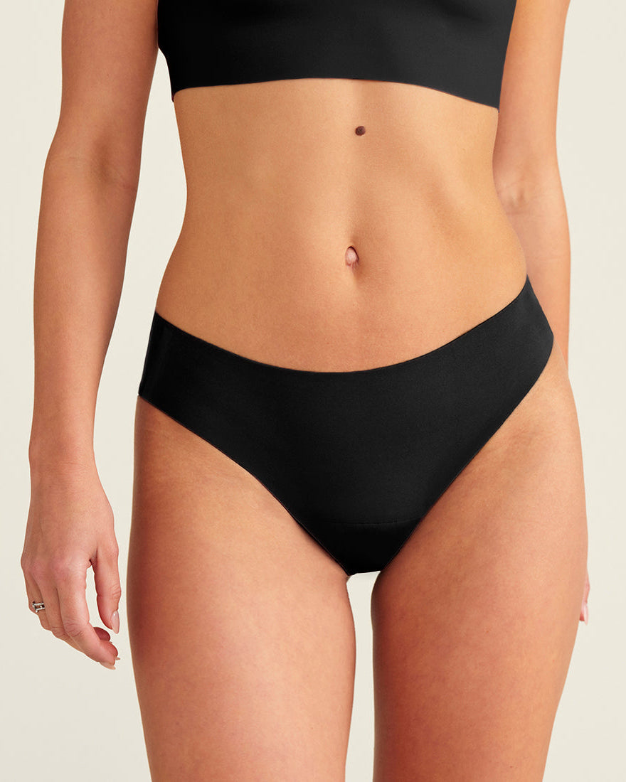 ooia everyday Slip Seamless in Schwarz  – nahtlose Unterwäsche, die Slipeinlagen ersetzt.
