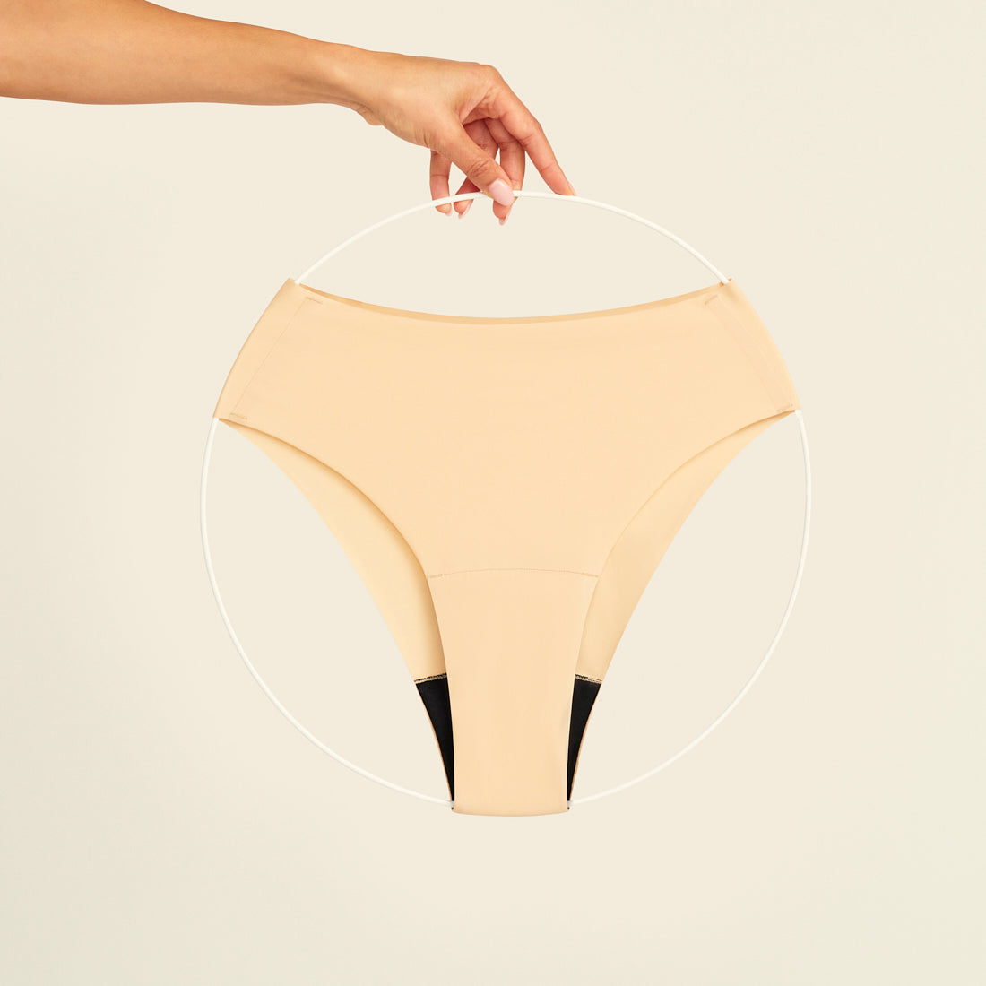 ooia Perioden Highwaist Seamless Cheeky in Beige – nahtloser Slip mit hoher Taille und Beinausschnitt, Freisteller