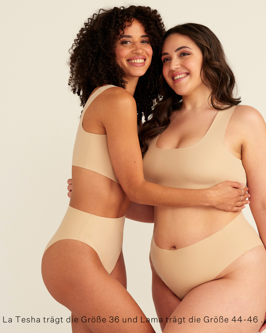 zwei Models unterschiedlicher Proportionen tragen den ooia Perioden Highwaist Seamless Cheeky in Beige – nahtloser Slip mit hoher Taille und Beinausschnitt