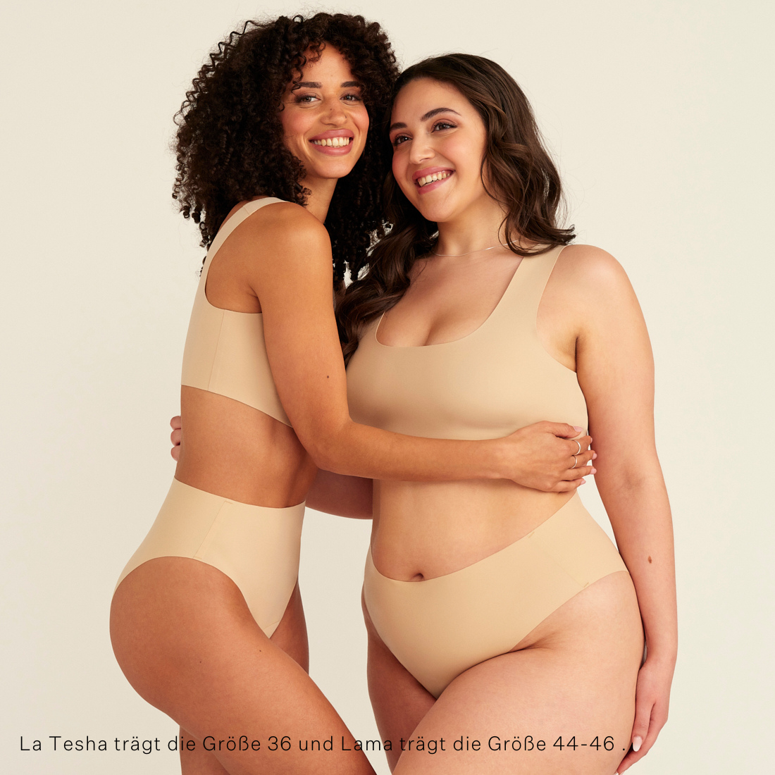 zwei Models unterschiedlicher Proportionen tragen den ooia Perioden Highwaist Seamless Cheeky in Beige – nahtloser Slip mit hoher Taille und Beinausschnitt