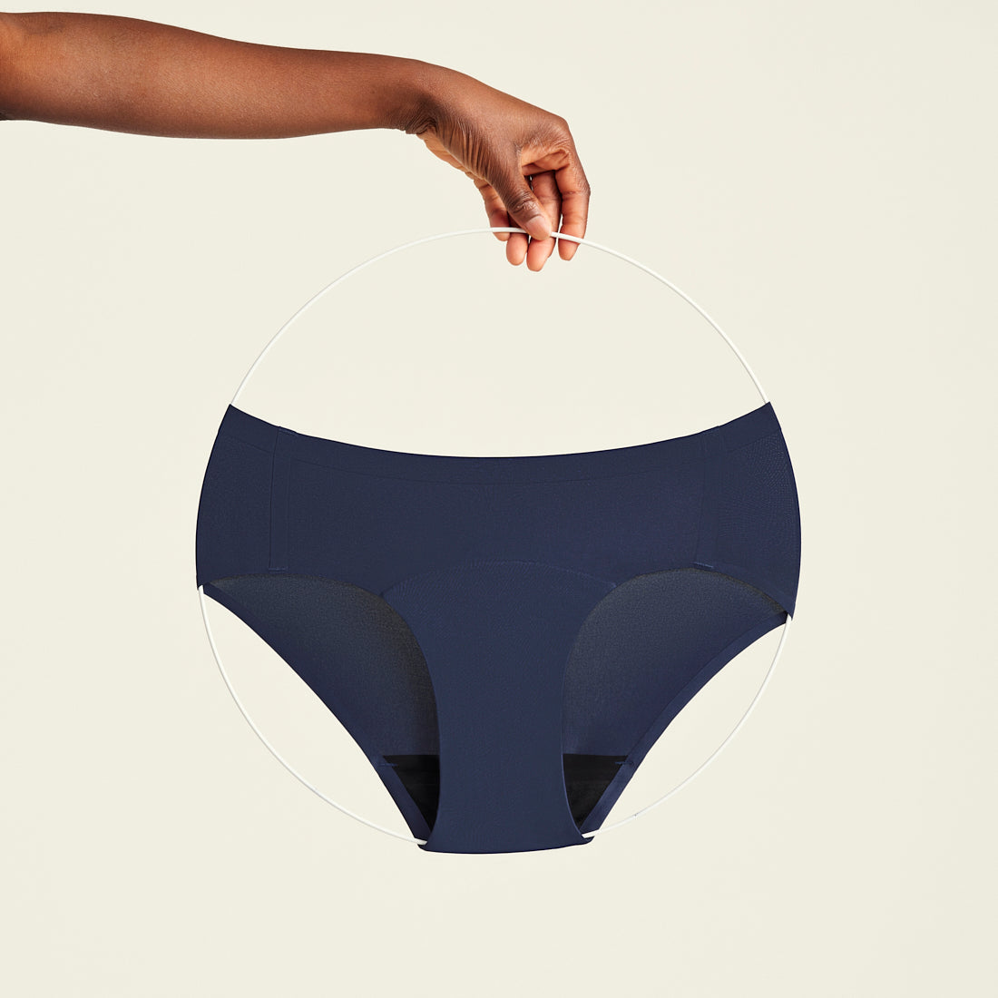 Modell trägt ooia Hipster Seamless in Midnight - nahtlose Periodenunterwäsche. Freisteller.