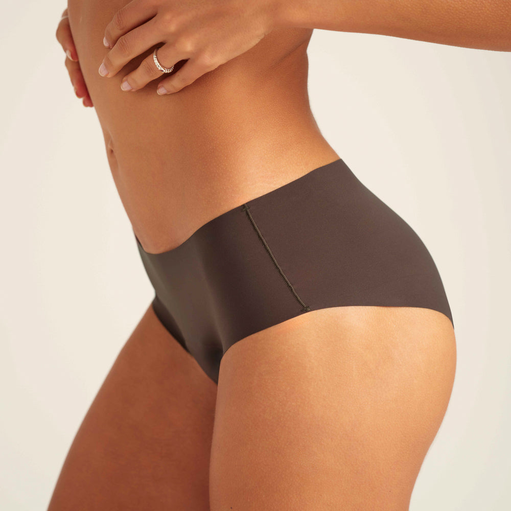 Modell trägt nahtlose ooia Periodenunterwäsche Hipster Seamless Extra Strong in Cocoa, Detailansicht