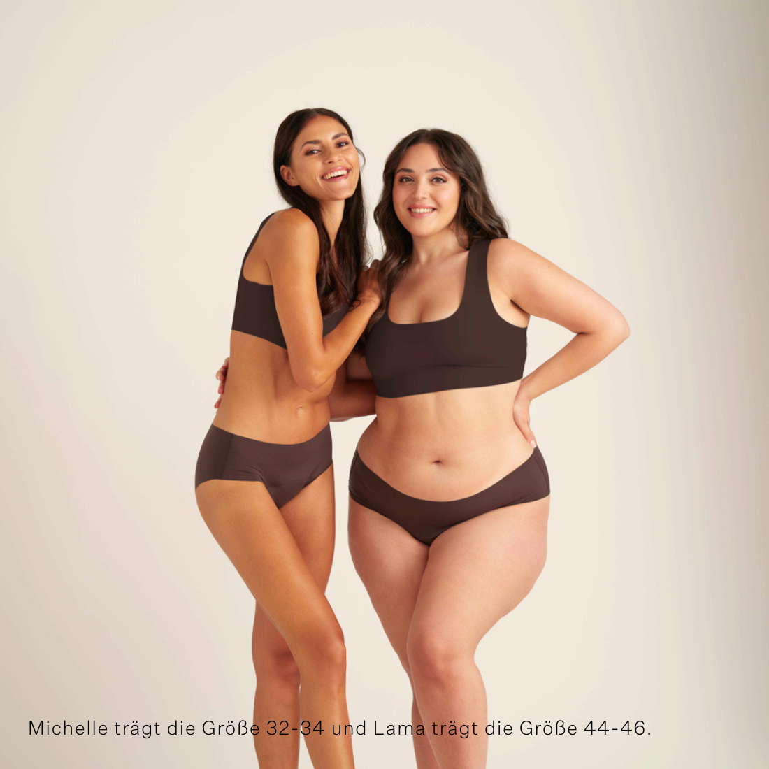 zwei Models unterschiedlicher Proportionen tragen ooia Periodenunterwäsche Hipster Seamless Extra Strong in Cocoa