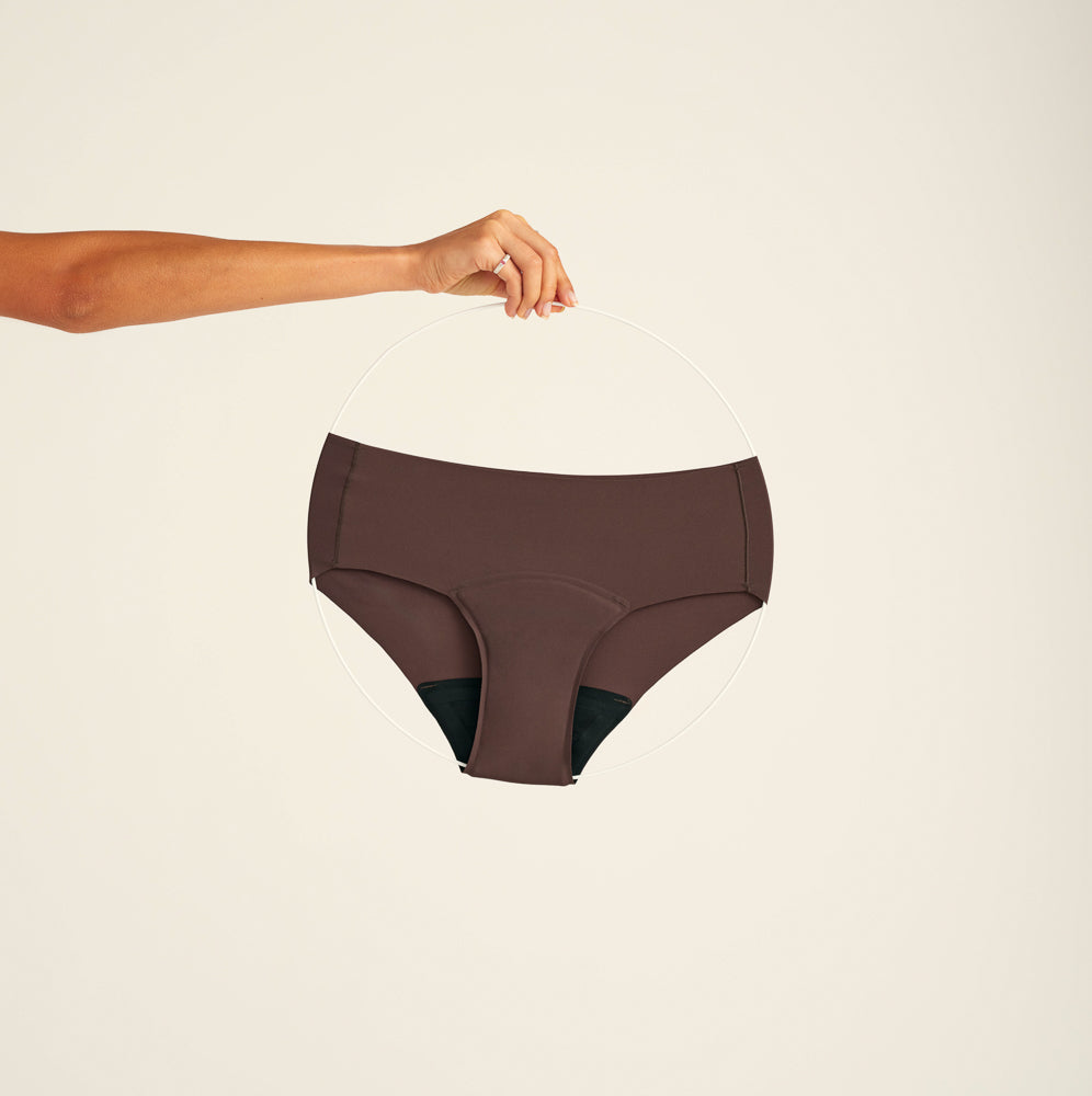 nahtlose ooia Periodenunterwäsche Hipster Seamless Extra Strong in Cocoa, Freisteller