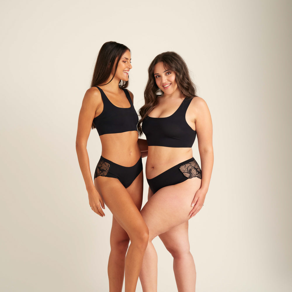 zwei Models unterschiedlicher Proportionen tragen den ooia Periodenunterwäsche Hipster Seamless Lace Periodenunterwäsche in Schwarz