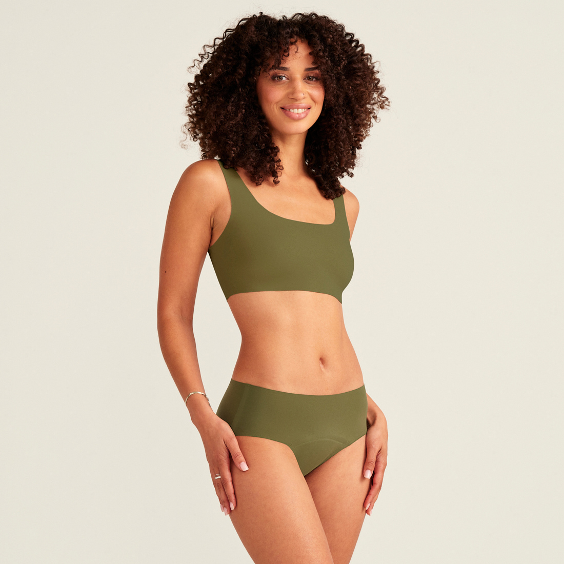 Modell trägt ooia Periodenunterwäsche Hipster Seamless Extra Strong in khaki