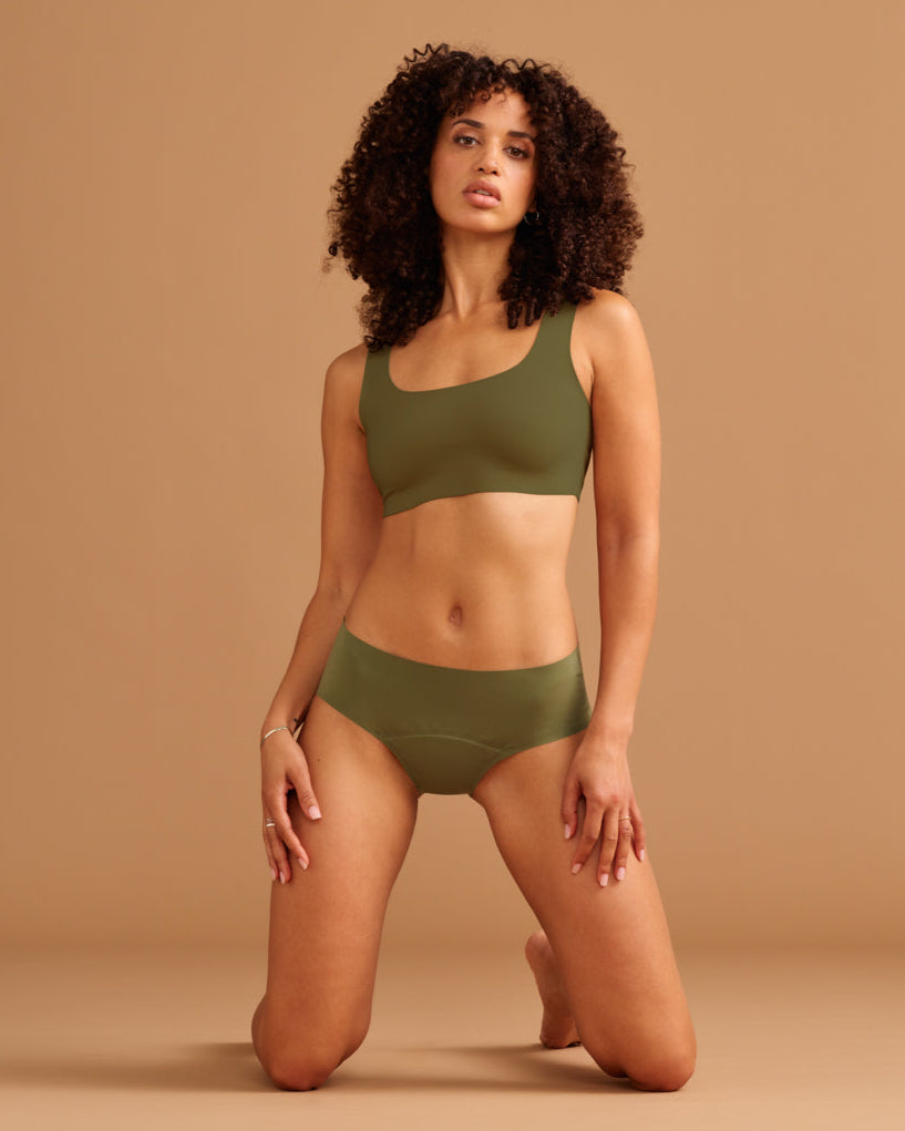 Modell trägt ooia Periodenunterwäsche Hipster Seamless Extra Strong in khaki