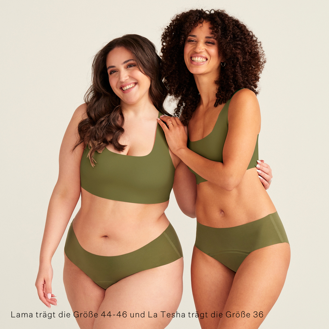 zwei Models unterschiedlicher Proportionen tragen den ooia Periodenunterwäsche Hipster Seamless Extra Strong in khaki