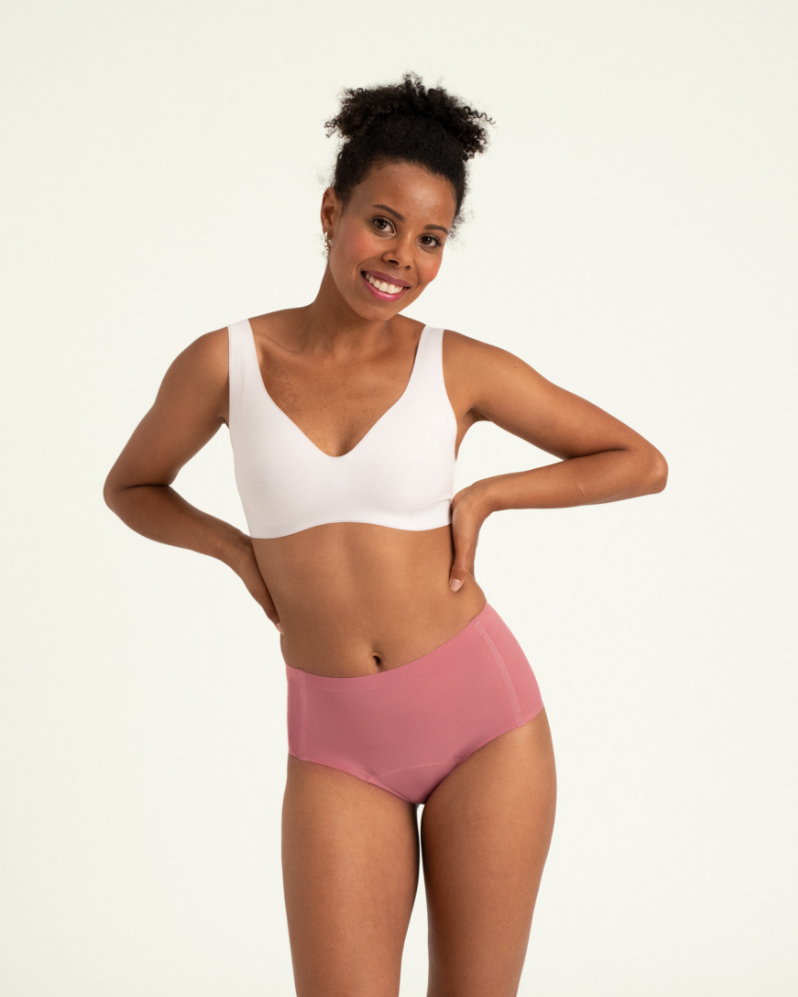 Modell trägt ooia Highwaist Seamless in Dusky Pink – nahtlose Periodenunterwäsche mit hohem Bund