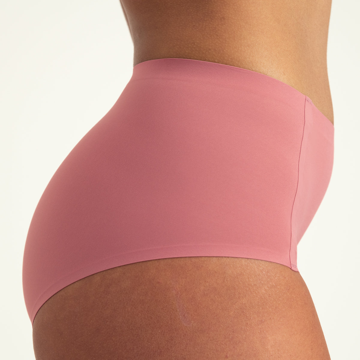 Modell trägt ooia Highwaist Seamless in Dusky Pink – nahtlose Periodenunterwäsche mit hohem Bund. Detailansicht.