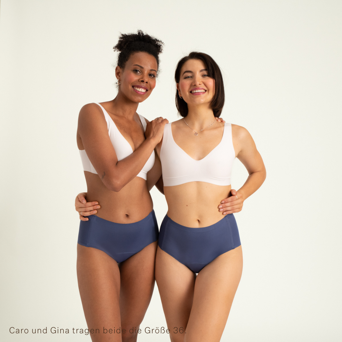 Zwei Models tragen ooia Highwaist Seamless in Smoky Blue – nahtlose Periodenunterwäsche mit hohem Bund