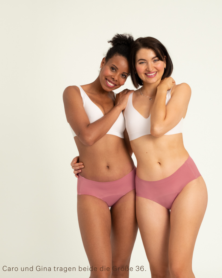 Zwei Models tragen ooia Hipster Seamless in Dusky Pink – Periodenslip mit bequemer Passform und weichem, nahtlosem Stoff.