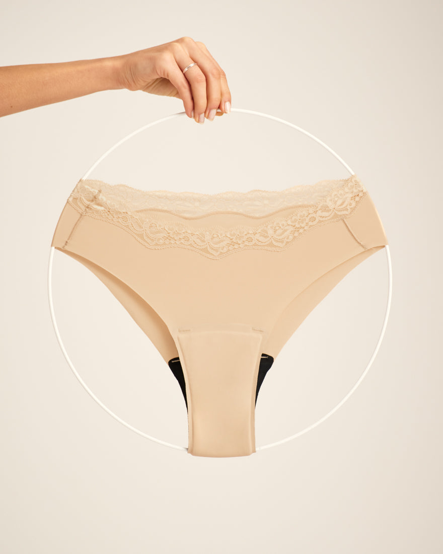 ooia Periodenunterwäsche Slip Seamless Lace Extra Strong in Beige ohne sichtbare Nähte, Freisteller