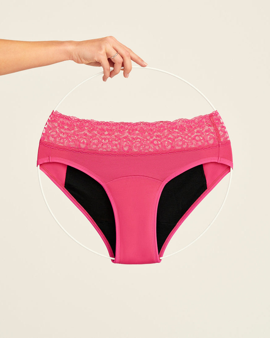 ooia Slip Extra Strong in hot pink mit Spitze am Bund – Periodenunterwäsche für starke Tage, Freisteller