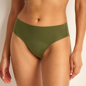 Modell trägt Periodenunterwäsche Slip Seamless Ultimate in khaki mit nahtlosem Design.
Front Ansicht Nah