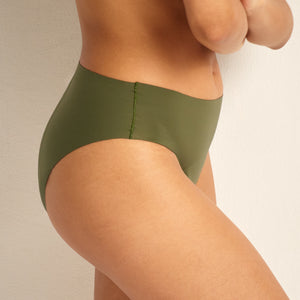 Modell trägt Periodenunterwäsche Slip Seamless Ultimate in khaki mit nahtlosem Design.
Seite
