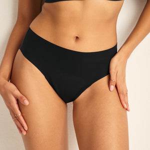 Modell trägt Periodenunterwäsche Slip Seamless Ultimate in schwarz mit nahtlosem Design.
Front Ansicht Nah