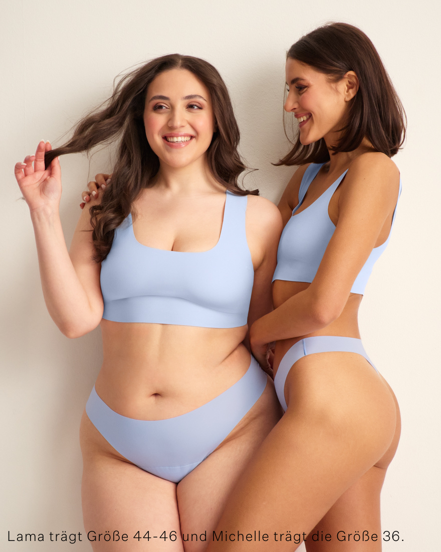 zwei Models mit verschiedenen Körpermaßen posieren lächelnd im seamless ooia Periodenstring in hellblau