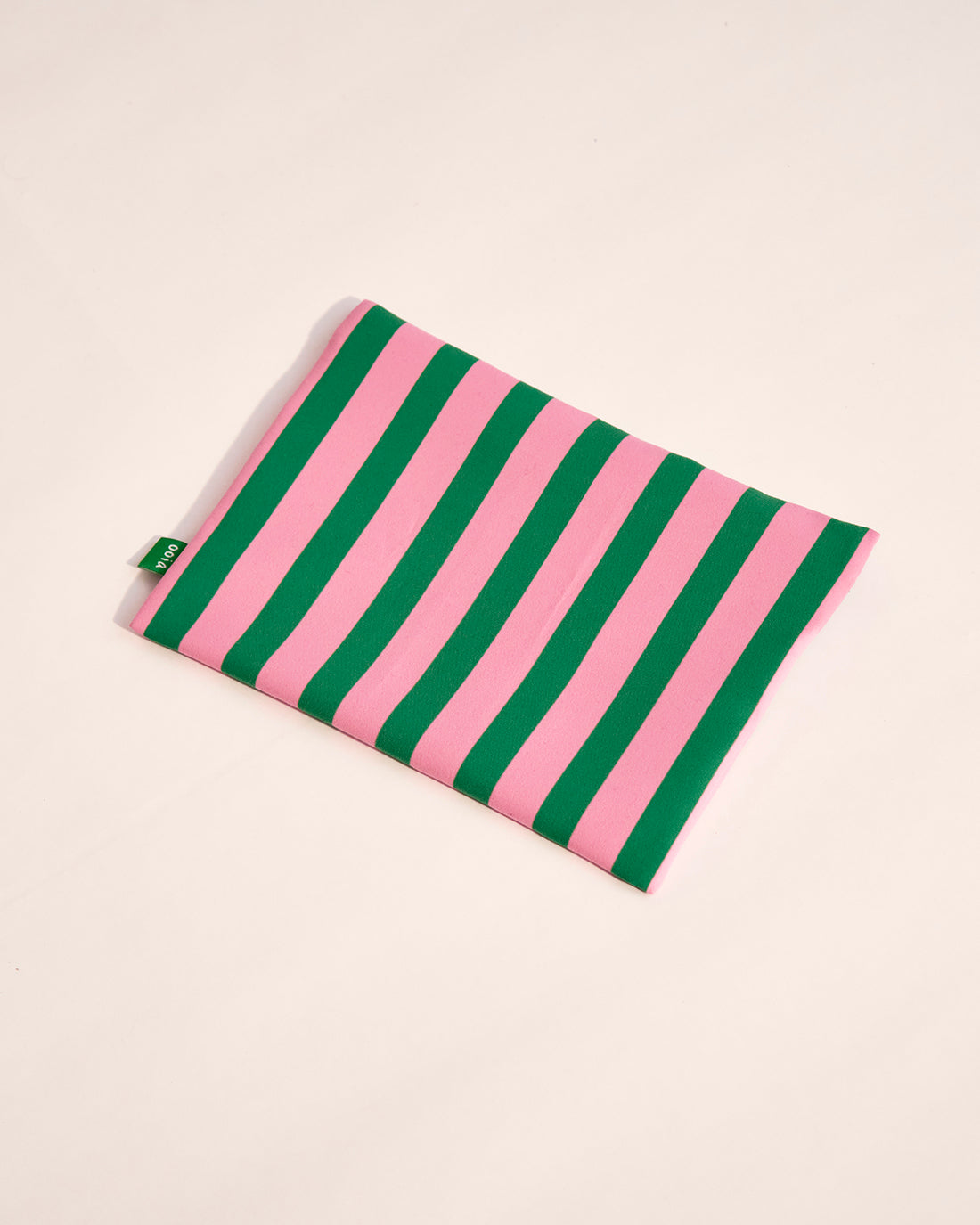 ooia Wetbag Edition 25/26 - rosa-grün gestreiftes Täschchen, das Feuchtigkeit vom Austreten hindert - perfekt für deine ooia Periodenunterwäsche