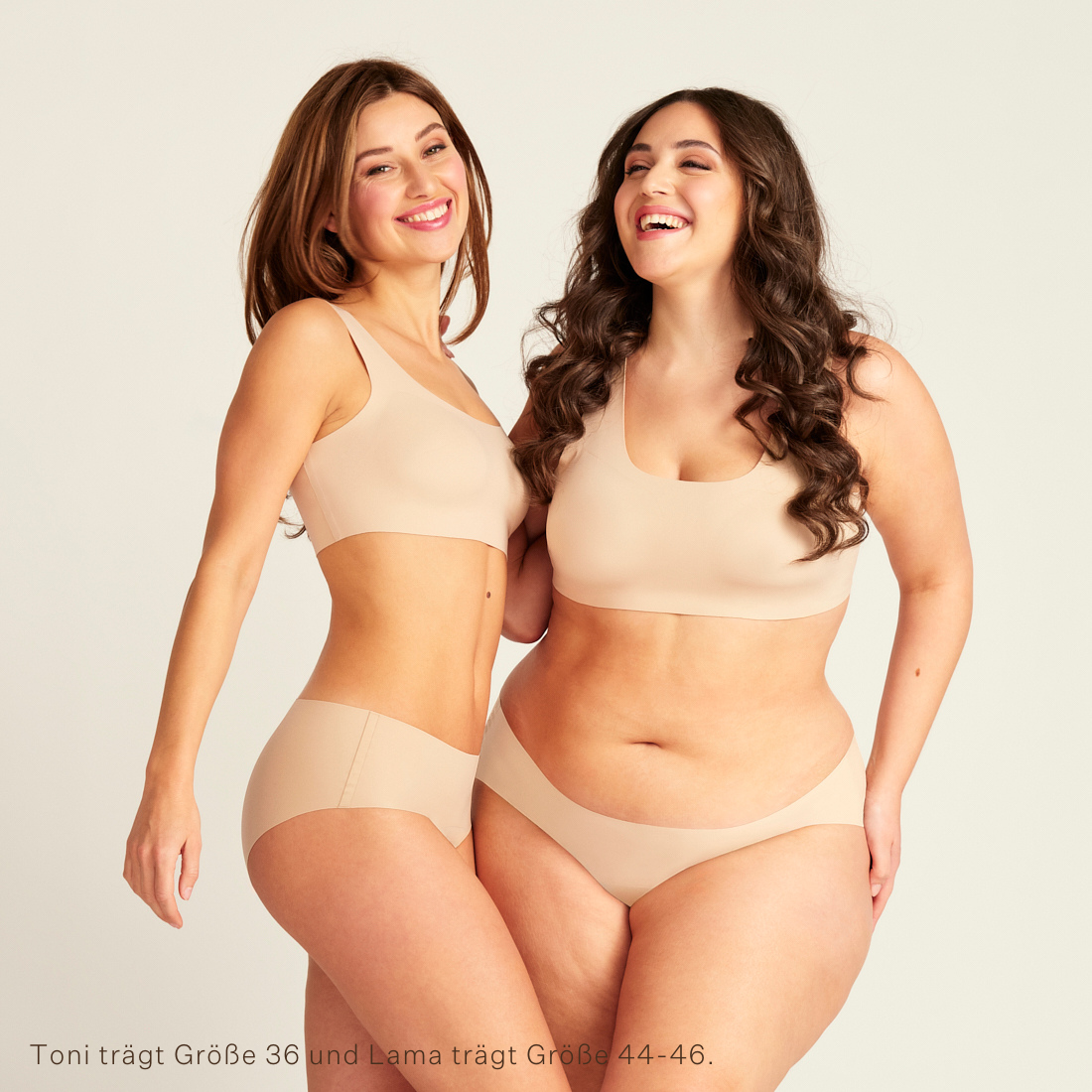 Zwei Models unterschiedlicher Konfektion tragen nahtlose ooia Periodenunterwäsche Hipster Seamless Extra Strong in beige.