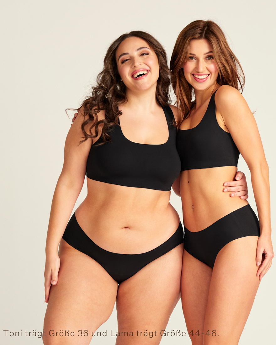 zwei Models unterschiedlicher Proportionen tragen ooia Hipster Seamless Extra Strong in Schwarz – nahtlose Unterwäsche für eine starke Periode