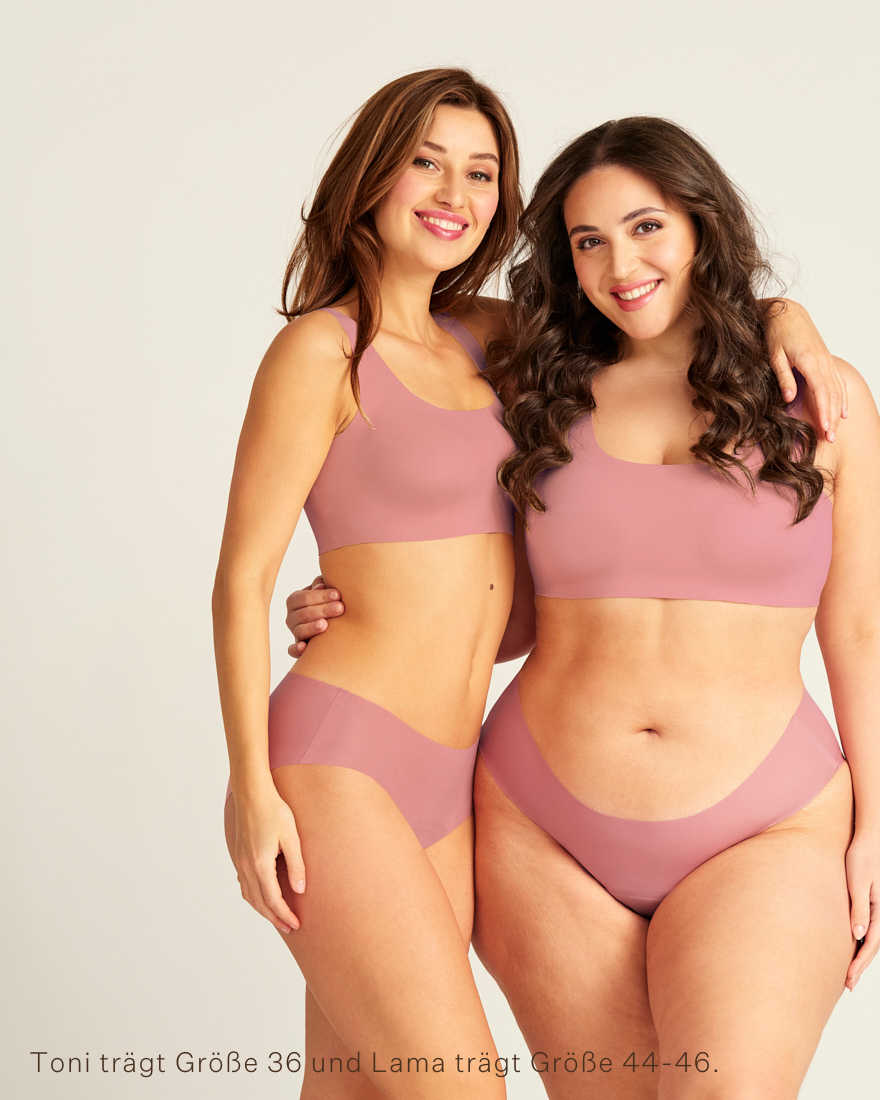 Zwei Models tragen nahtlose ooia Periodenunterwäsche Hipster Seamless Extra Strong in dusky pink.