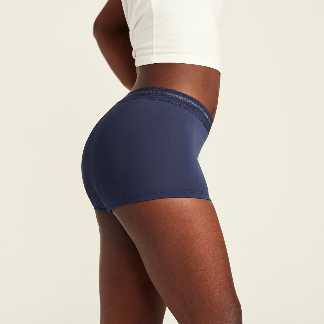 Modell trägt ooia Shorty Extra Strong in Midnight – Periodenunterwäsche im sportlichen Schnitt mit hoher Saugkraft