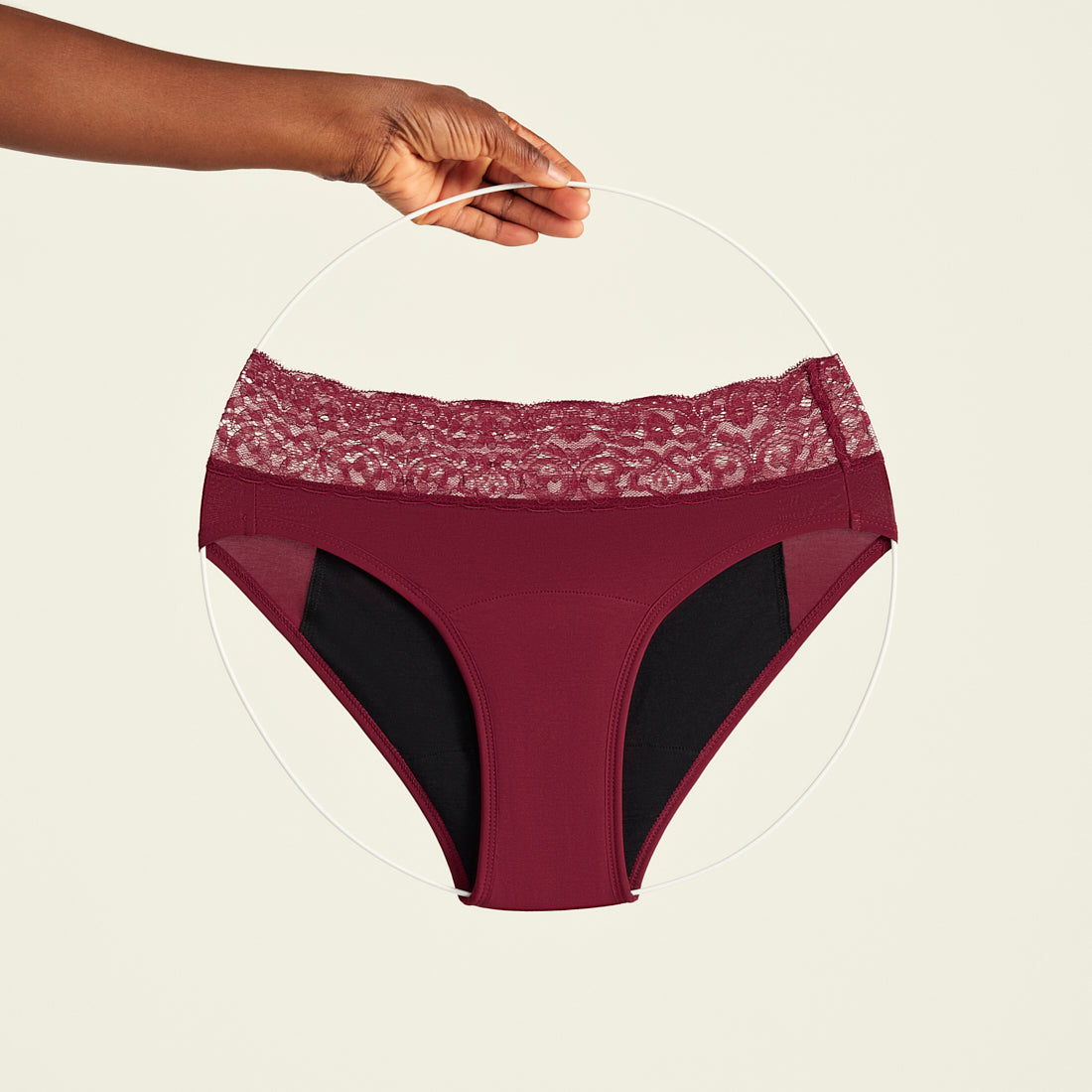 ooia Periodenslip in Merlot, mit extra starker Saugstärke und breiter Spitze am Bund. Freisteller.