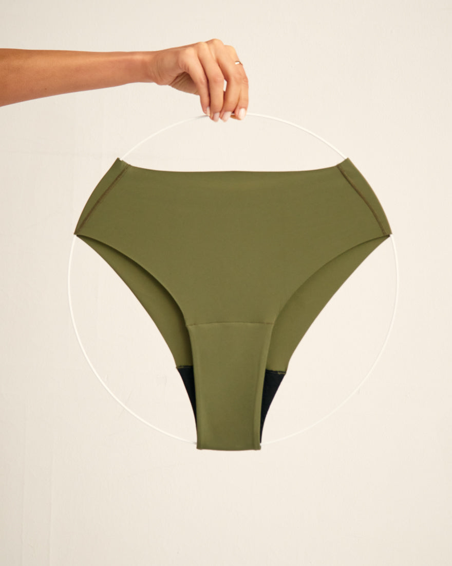 ooia Highwaist Seamless Cheeky in Khaki – nahtlose Periodenunterwäsche mit hoch geschnittenen Beinausschnitt. Freisteller.