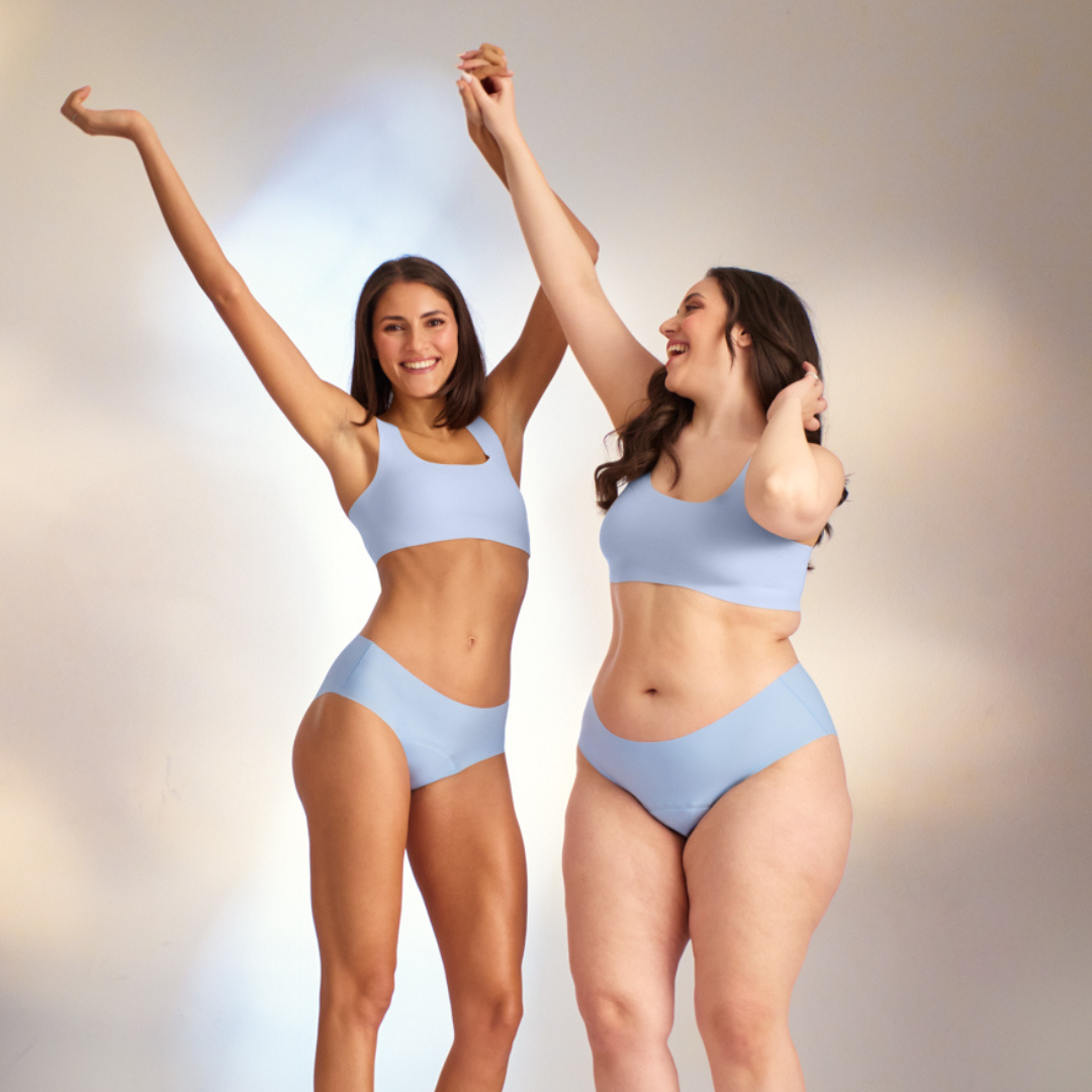 Zwei Models tanzen zusammen in hellblauer nahtloser Periodenunterwäsche von ooia