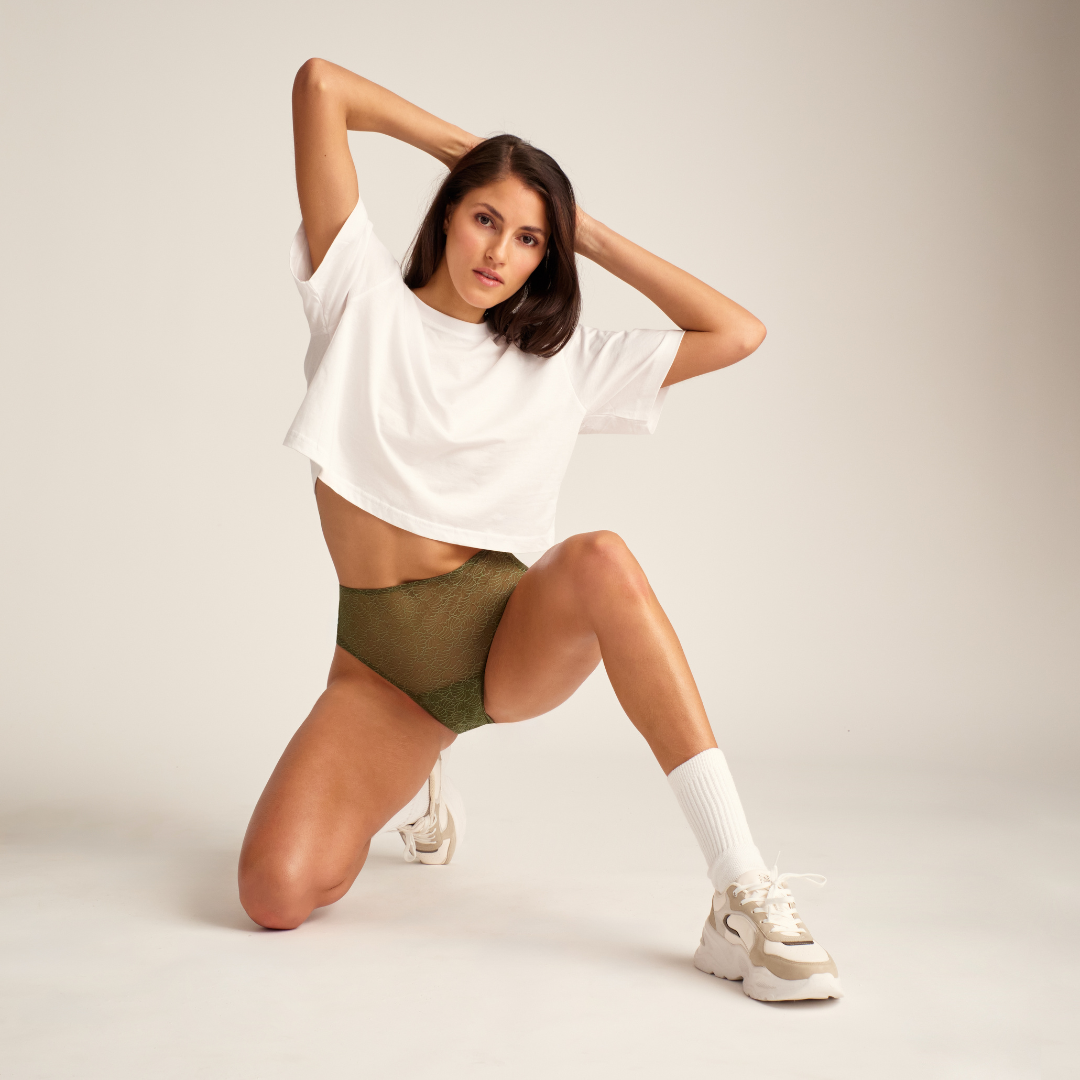 Model macht sportliche Pose in high-waist cheeky mesh Periodenslip in khaki