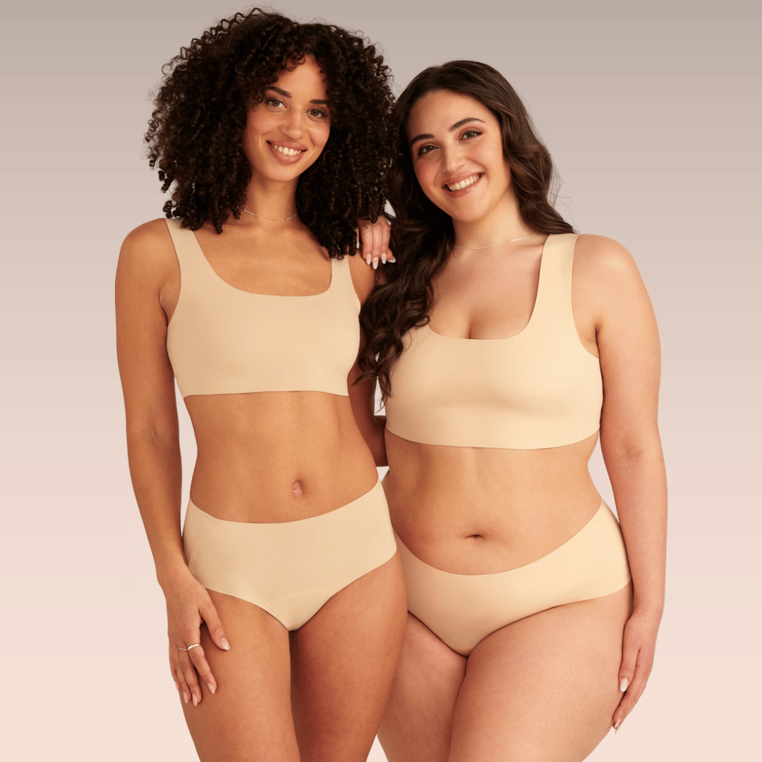 Zwei Models tragen beige nahtlose Periodenunterwäsche von ooia 