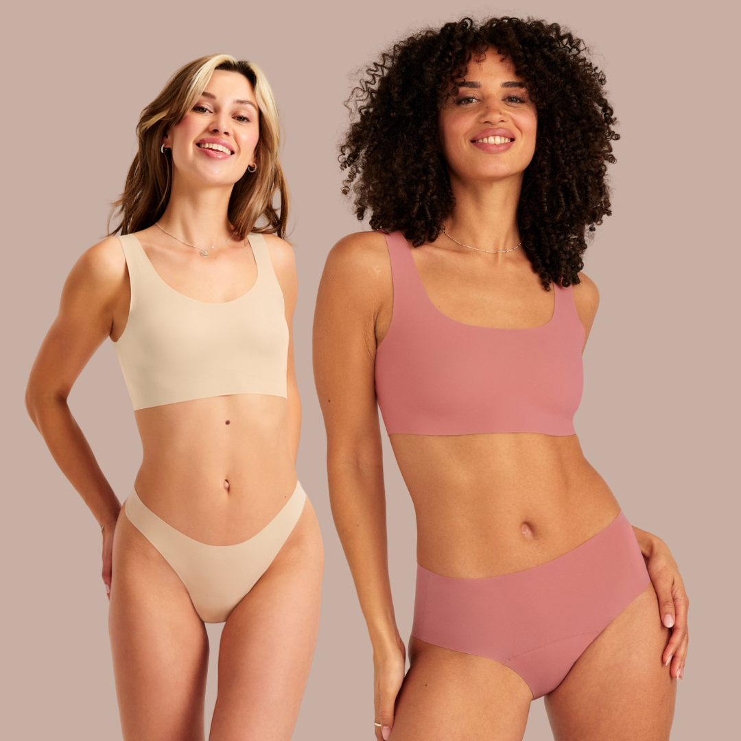 Zwei Models posieren in rosaner und beiger nahtloser Periodenunterwäsche