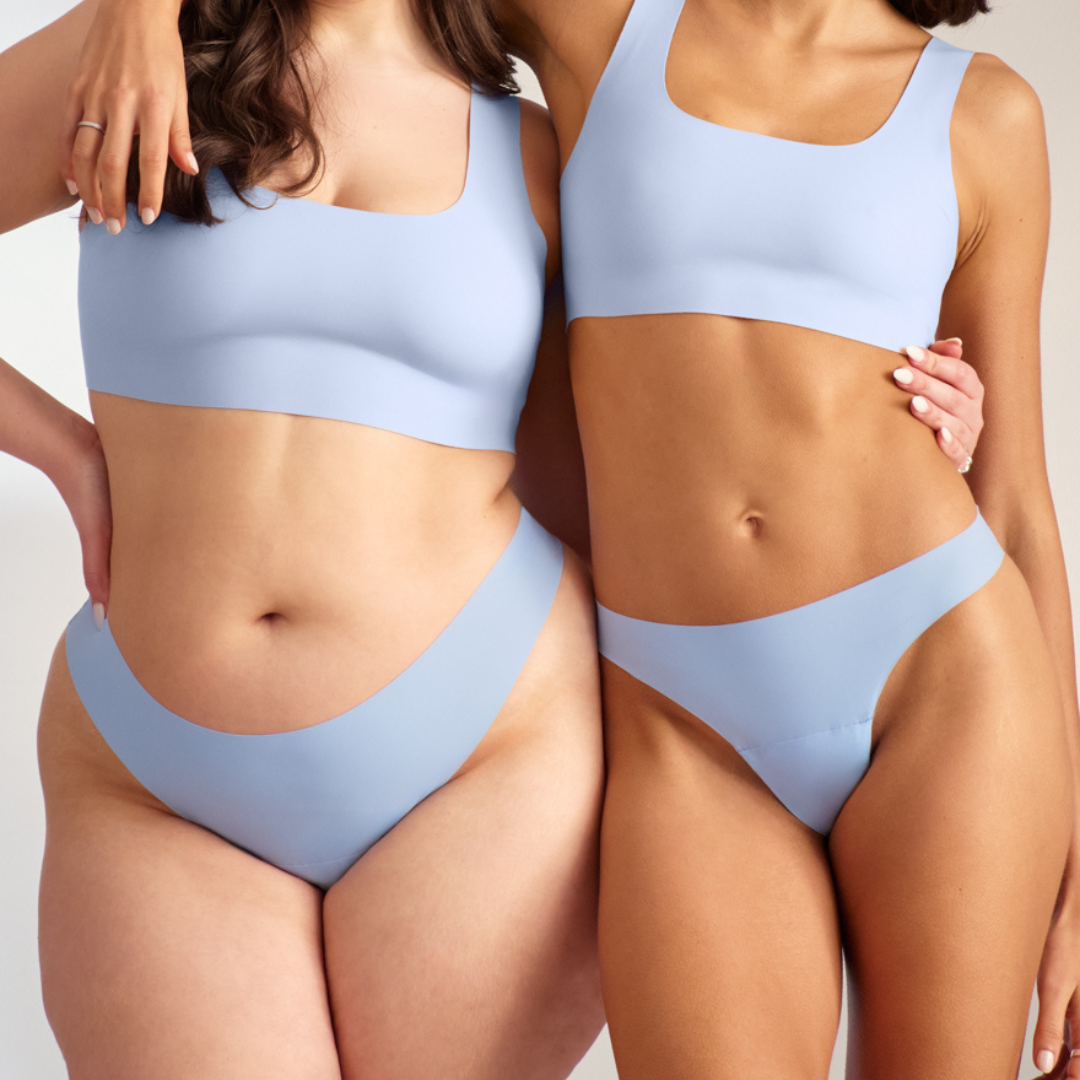 Ausschnitt von zwei Models, die nahtlose Periodenunterwäsche in hellblau tragen.
