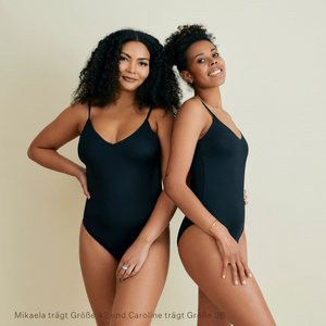 Zwei lächelnde Frauen stehen nah aneinander, sie tragen beide den Perioden Badeanzug von Ooia