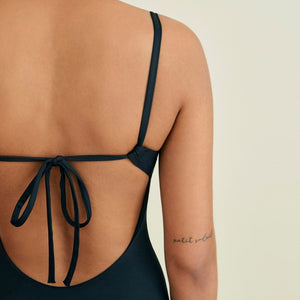Close-up vom Rücken einer Frau, sie trägt den Perioden Badeanzug von Ooia
